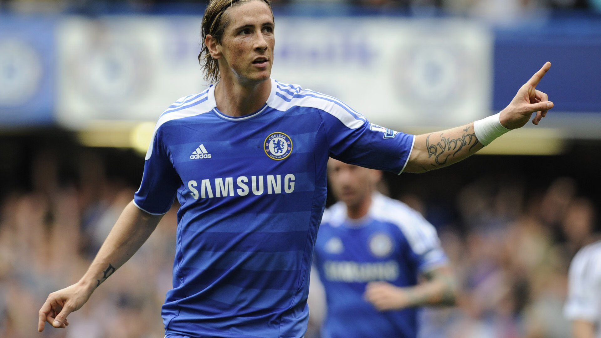 田径赛场焦点！葡萄牙队对阵巴西队，意外判罚引发热议，比赛氛围紧张